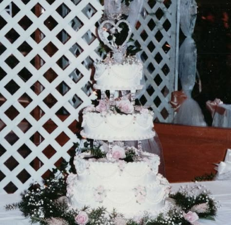 Vintage Wedding Theme 1950s, 90s Wedding Decor, 1950s Wedding Aesthetic, 1950s Wedding Cake, Vintage Americana Wedding, Croquette Wedding, 50s Wedding Aesthetic, 90s Wedding Aesthetic, 60s Wedding Aesthetic