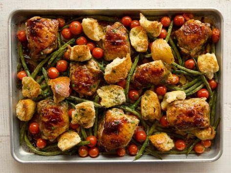 Chicken thighs, green beans-pioneer woman -Italian Chicken Sheet Pan Supper Recipe from Food Network Sheet Pan Suppers Recipes, Sheet Pan Supper, Chicken Sheet Pan, Mini Hamburgers, Sheet Pan Suppers, Pioneer Woman Recipes, Ideas Food, Italian Chicken, Pan Chicken