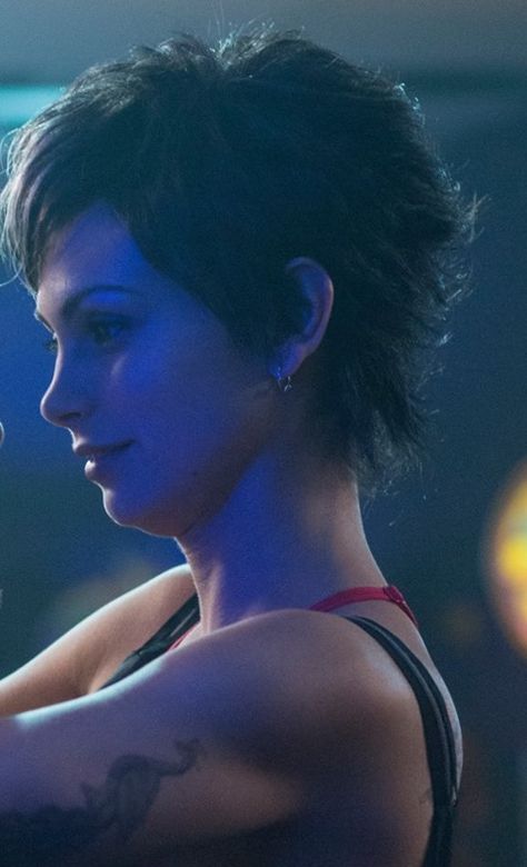 Love this hairstyle on morena baccarin as copycat in deadpool Morena Baccarin Short Hair, Vanessa Deadpool, Deadpool Vanessa, Morena Baccarin Deadpool, Vanessa Carlysle, Holly Trees, Deadpool 2016, Morena Baccarin, Jolie Photo