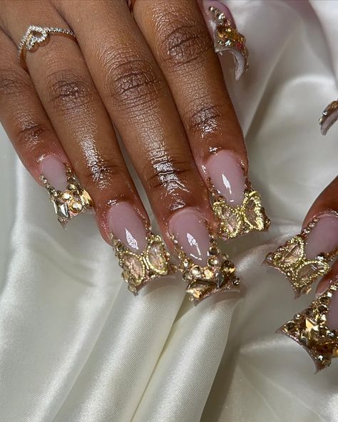 Gold Bling Acrylic Nails Medium, Nail Ideas Gold And White, Gold Gem Nails, Beige And Gold Nails, Gold Nails Short, Gold Nail Set, Gold Prom Nails, Gold Nails Prom, Gold Toe Nails