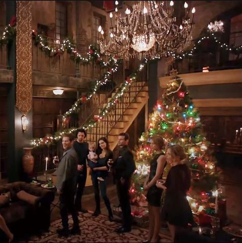 The Vampire Diaries Christmas, Mikaelson Compound, Tvd Christmas, Cami And Klaus, Tvdu Aesthetic, Klaus And Hope, Hayley And Klaus, Tvdu Cast, Hope Christmas