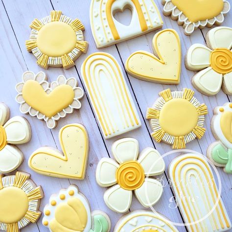 sprinkles&glue on Instagram: “Sending you some sunshine and happiness to brighten your Monday! ☀️😁 . . . #sunshineandhappiness #sunshinecookies #rainbowcookies…” Sunshine Cookies, Cookie Glaze, Bee Cookies, Royal Iced Cookies, Sugar Cookie Royal Icing, Rainbow Cookies, Cookie Company, Summer Cookies, Cutout Sugar Cookies