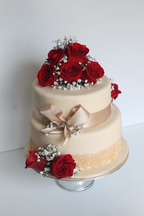 Red And Gold Anniversary Party Ideas, Red And Gold Cake, 40th Wedding Anniversary Cake, Henna Cake, Red Rose Wedding Cake, Gold Fondant, Red And White Weddings, Edible Lace, Red Rose Wedding