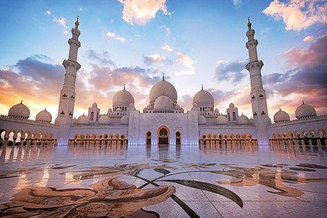 The Sheikh Zayed Grand Mosque has so many cool facts to know about, and you’ll be enjoying discovering the huge place around check out your package now Mosque Wallpaper, Sheik Zayed, Zayed Mosque, Dubai Safari, Sheikh Zayed Grand Mosque, Mosque Art, Mosque Architecture, Sheikh Zayed, Living Modern