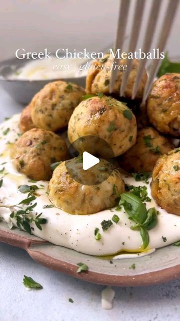 Greek Chicken Meatballs, Greek Vegetables, Food Reels, Dried Dill, Creamed Onions, Gluten Free Bread Crumbs, Healthy Living Recipes, Dried Thyme, Meatballs Easy