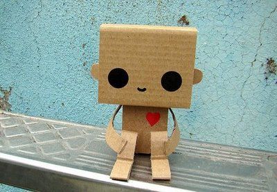 Adorables muñequitos de cartón | Estación Babel Cardboard Robot, Wood Block Crafts, Cardboard Box Crafts, Block Craft, Robot Art, Wooden Art, World Art, Paper Projects, Cute Illustration