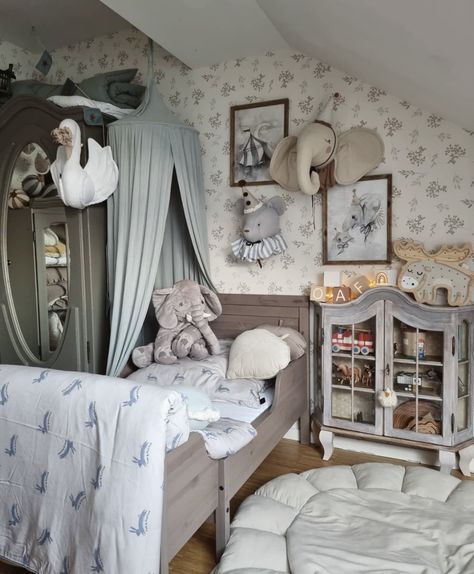 Hung Over, Bed Cot, Scandinavian Kids Rooms, Kids Rooms Inspo, Kids Bedroom Inspiration, New Bed, Bed Canopy, Toddler Bedrooms