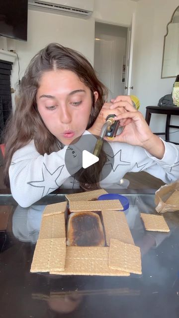 Avery Cyrus ✹ on Instagram: "toasted smores stuffed chocolate bar 🍫🔥" Avery Cyrus, Yummy Food Dessert, Chocolate Bar, Frosting, Sweet Treats, Toast, Dessert Recipes, Yummy Food, Audio