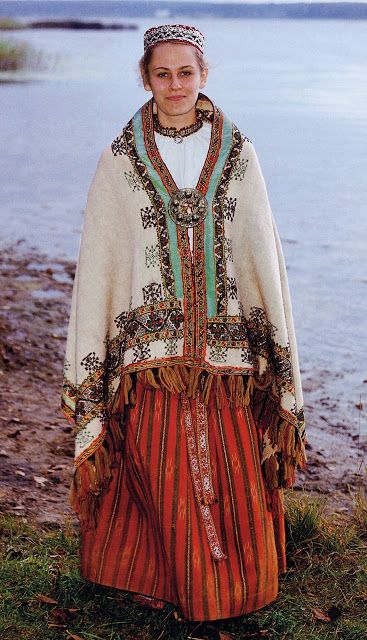 This costume falls very much into the east Latvian tradition.  FolkCostume&Embroidery Latvju Raksti, Latvian Culture, Latvian Art, Costumes For Dance, Old Costume, Costumes Around The World, Ethno Style, Folk Clothing, National Dress