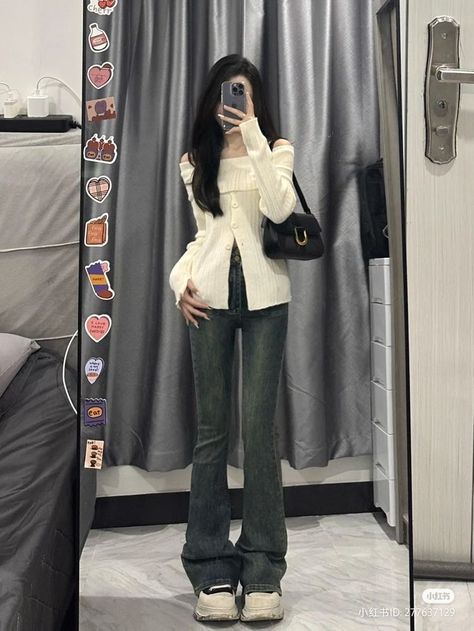 Flare Jeans Outfit Aesthetic, Chinese Douyin, Flare Jean Outfit, Korean Fashion Grunge, Y2k Acubi, Peony Aesthetic, Simple Streetwear, Flare Jeans Outfit, Cute Shopping