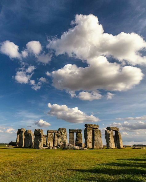 Stonehenge Aesthetic, Stonehenge Photography, Stonehenge England, Megalithic Monuments, Adventure Bucket List, Stone Feature, Stonehenge, English Countryside, Salisbury