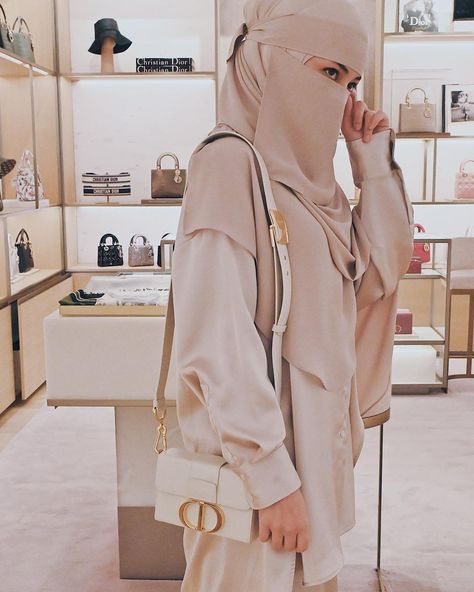 Neelofa Outfit Niqab, Niqab Fashion Style, Niqab Outfit, Niqabi Fashion, Niqab Style, House Of Dior, Niqab Fashion, Modern Hijab Fashion, Modest Fashion Hijab