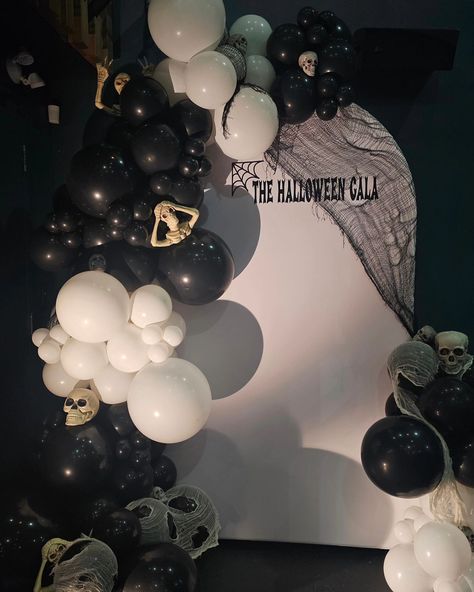 Ohhhhh, such a fun & spooky setup for the @fiercedanceprograms this weekend. Swipe to see how lighting changes the effect. Venue: @majestictheatrest.johns Balloons: @tuftexballoons #Halloween #halloweengala #tuftexballoons #balloondecore #halloweenballoons #blackandwhiteballoons #spooky #dance #yyt Halloween Balloons Decorations, Black And White Balloons, Balloons Decorations, 2024 Halloween, Halloween Balloons, Balloon Decorations, This Weekend, Halloween Party, Ghost