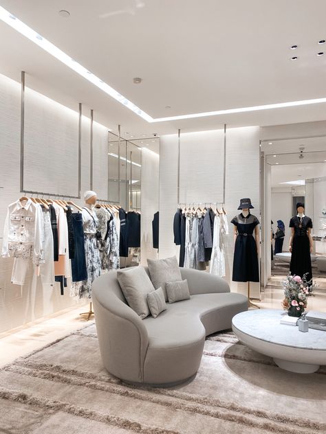 Luxury Boutique Interior, Fashion Retail Interior, Clothing Boutique Interior, Bridal Boutique Interior, Ruangan Studio, Dior Outfit, Contemporary Office Design, Interior Simple, Retail Store Interior Design