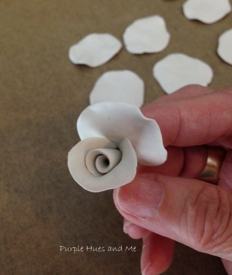 Air Dry Clay Flowers How To Make, Unique Flower Vase Ideas, Air Dry Clay Flowers How To Make Easy, Air Clay Flowers, Molding Clay Art, Clay Roses Diy, Ceramic Flowers How To Make, Oven Baked Clay Projects, Small Clay Flowers