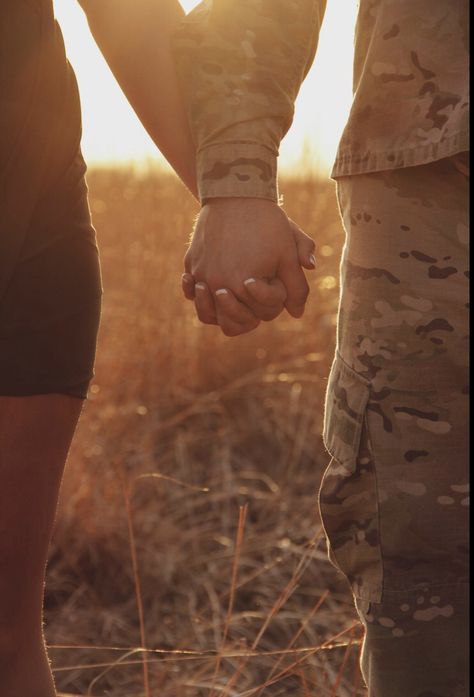 Military couples photos Deployment Photo Shoot, Military Couple Aesthetic, Military Wife Aesthetic, Army Engagement Pictures, Holding Girlfriend, Army Photoshoot, Military Family Pictures, Deployment Photos, Army Relationship