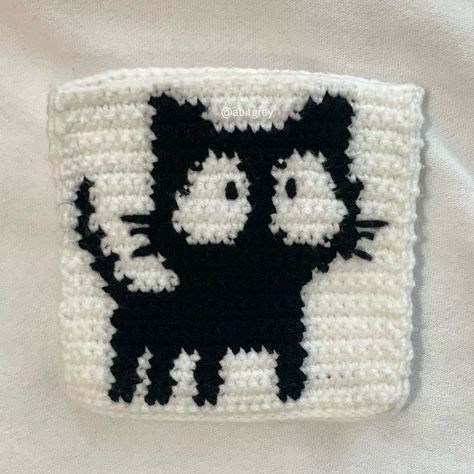 abitgrey on instagram Crochet Small Tapestry, Small Pixel Grid Crochet, Small Pixel Pattern, Small Grid Crochet Patterns, Small Crochet Tapestry, Crochet Black Cat, Cat Pouch, Intarsia Crochet, Small Crochet Gifts