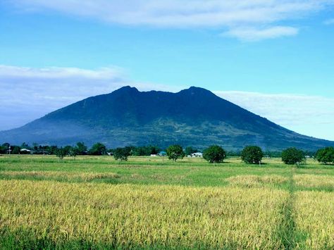 Mount Arayat Mount Arayat Pampanga, Arayat Pampanga, Panoramic Photography, Wedding Planner Printables, Simple Iphone Wallpaper, Bohol, Philippines Travel, City House, Anime Best Friends