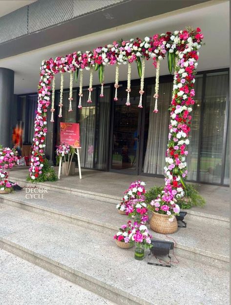 Gate Decorations Wedding, Gate Decoration With Flowers, Gate Decor Ideas Outdoor, Entry Gate Decoration Wedding, Wedding Gate Decoration, Cheap Fence Ideas, Casual Wedding Decor, Decoration With Flowers, Purple Swag