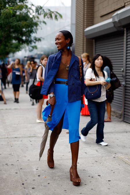 MY FASHION TRICKS: Street style: Shala Monroque Shala Monroque, Julia Sarr Jamois, Yves Klein Blue, Estilo Real, Brown Outfit, Looks Street Style, Beautiful Skirts, Blue Outfit, Rachel Zoe