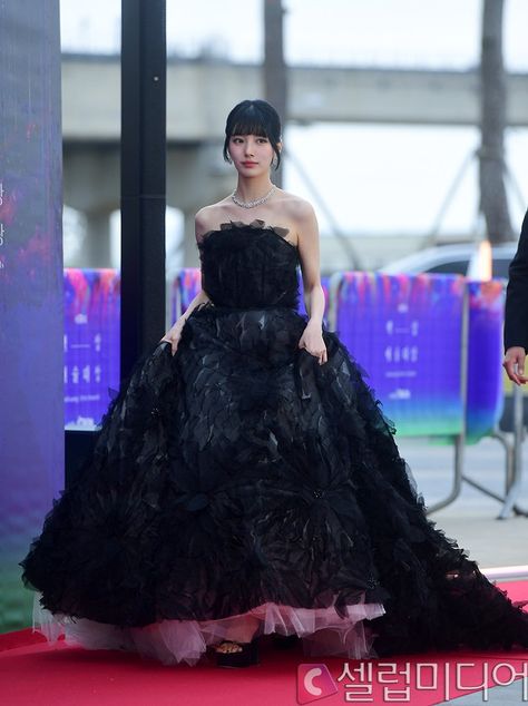 Lee Doona, Suzy Dress, Gu Family Book, Dream Cast, Bae Suzy, Korean Actresses, Korean Celebrities, Red Carpet Fashion, Stardust