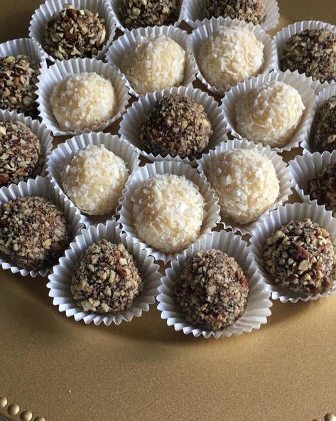 Bocaditos Paola on Instagram: “Empieza el fin de semana super dulce con nuestras trufas de chocolate cubiertas con coco rallado, pecanas o chocolate . .  #instachocolate #trufas #chocolate #sweets #brigadeiros #bolitascoco #postreslatinos #miami Chocolate Sweets, Party Desserts, Mini Desserts, Sweets Desserts, Dessert Table, Sweet Treats, Coco, Muffins, Miami