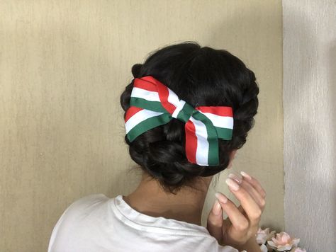 Mexican Independence Day Hairstyles, Mexican Braid Hairstyles With Ribbon, Mexican Hair Styles, Mexican Hairstyles With Flowers, 16 De Septiembre Hair Ideas, Folklorico Hair, Ribbon Hairstyle Mexican, Mexican Hairstyles For Women, Ballet Folklorico Hair