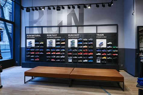 Nike Store / Lyon on Behance Sneaker Shop Interior, Nike Display Design, Store Sneaker, Fashion Shop Interior, Shoe Store Design, Sport Shoes Design, Sport Videos, Sport Shop, Online Shop Design