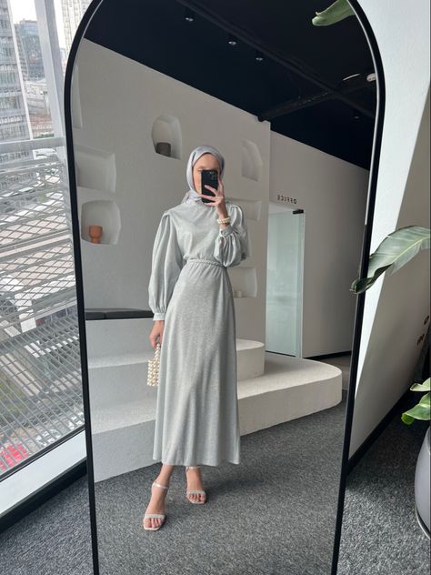 Muslim Graduation Outfit, Hijab Graduation Outfit, Simple Engagement Dress, Elegant Silk Dresses, Kebaya Modern Dress, Estilo Hijab, Street Hijab Fashion, Hijab Fashionista, Makeup Lips