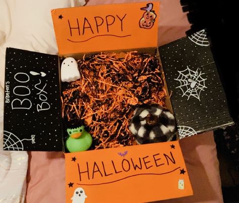 Boo Box For Boyfriend, Halloween Boxes Gift, Spooky Box Ideas, Halloween Box Ideas, Boo Box Ideas, Halloween Treat Baskets, Spooky Basket, Boo Board, Halloween Box