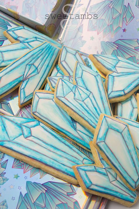 Watercolor Crystal Cookies with Edible Ink Marker (Cookie Art Club Premium Tutorial) - SweetAmbs Gem Cookies, Crystal Ball Cookies, Crystal Cookies, Crystal Cookies Decorated, Watercolor On Cookies, Geode Cookies, Geode Cookies Decorated, Color Dust, Edible Ink