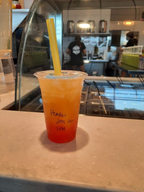 Peach Jasmine tea with strawberry popping boba Popping Boba Tea Aesthetic, Peach Juice Aesthetic, Peach Tea Aesthetic, Popping Boba Drinks, Peach Boba Tea, Mango Boba Tea, Boba Fruit Tea, Peach Bubble Tea, Fat Loss Food