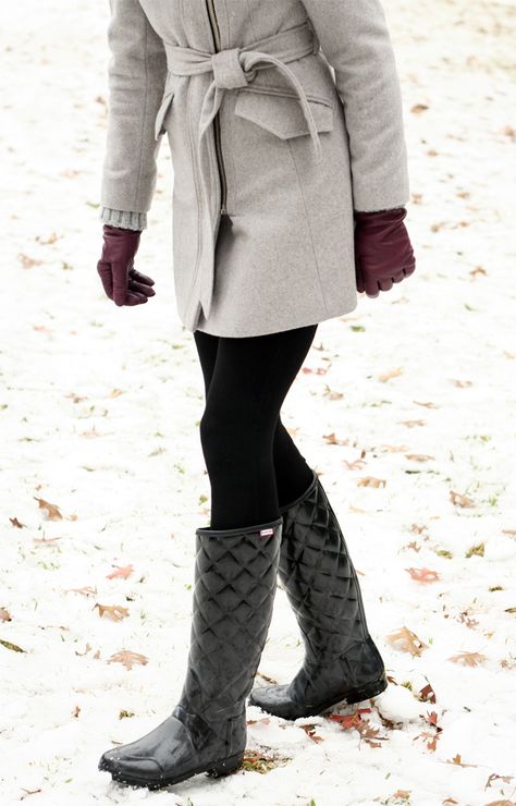 Winter Outfit // grey coat, black leggings, black quilted hunter boots, black beanie, purple leather gloves, layers Quilted Boots Outfit, Rainboot Outfits, Glam Ideas, Fall Prep, Winter Romance, Outfit Grey, Quilted Boots, Boating Outfit, Fashion Jackson