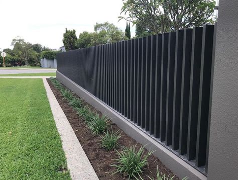 Modern Fencing Ideas, Exterior Fence Wall Design, Metal Fence Design Modern, Modern Fence Design Metal, Modern House Fence Design, Modern Front Fence, Modern House Fence, Front House Fence Ideas, Fence Design Modern Steel