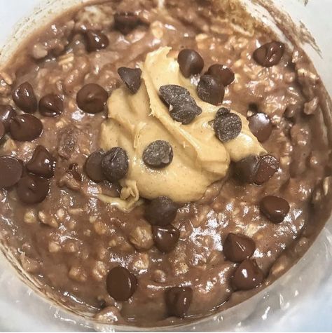 Butterfinger Overnight Oats, Butterscotch Overnight Oats, Low Calorie Overnight Oats, Candy Bar Recipe, Protein Overnight Oats, Protein Oatmeal, Oat Recipes Healthy, Overnight Oats Recipe Healthy, Protein Pudding