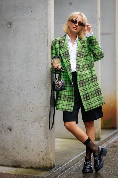 Summer Outfit Formal, Style Through The Decades, Fashion Street Style 2023, Gucci Street Style, Australian Fashion Week 2023, Vintage Blazer Street Style, Green On Green Outfit, Street Look 2023, Street Style 2023