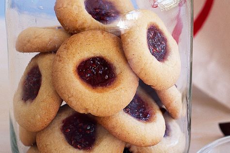 Jam drops Jam Drops Recipe, Jam Drop Biscuits, Edible Christmas Gift Ideas, Traditional Shortbread Recipe, Jam Drops, Gingerbread Man Recipe, Rocky Road Recipe, Easy Jam, Gingerbread Dough