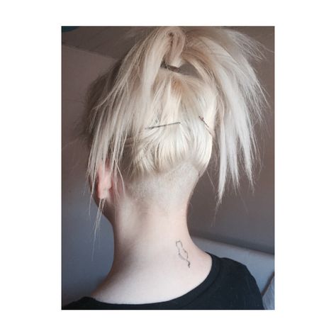 Undercut #undercut #undercutgirl #cattattoo Blonde Hair Undercut, Side Undercut, Girl Undercut, Shaved Side, Undercut Long Hair, Backyard Kids Play Area, Hair Undercut, Awesome Hair, White Woman