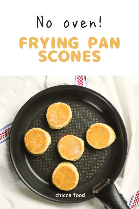 This is a simple fry pan scone recipe that can be made without an oven. Even in a frying pan, the outside will be crispy and the inside will be fluffy. #sconerecipe #sconerecipeeasy Frying Pan Recipes Easy, Frying Pan Desserts, Fried Scones Recipe, Fried Pastries, Baking Scones, How To Make Scones, Easy To Make Snacks, Scones Recipe Easy, Skillet Chocolate Chip Cookie