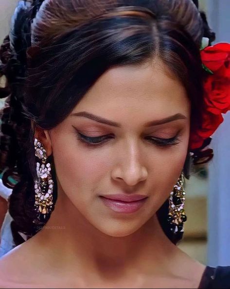 Retro Makeup Looks 90s, Deepika Hairstyles, Deepika Padukone Makeup, 70s Makeup Look, Retro Makeup Looks, Bollywood Makeup, Brown Girls Makeup, Beautiful Bridal Dresses, 70s Hair