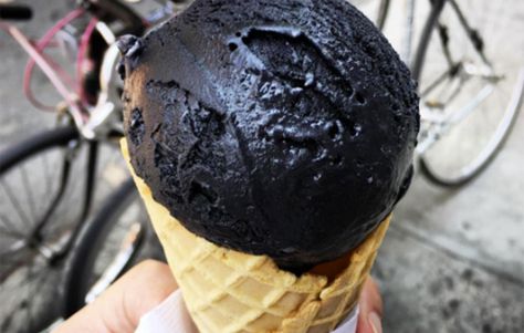 Everyone's Wild About Charcoal Ice Cream, but Does It Really Have Health Benefits? Charcoal Ice Cream, Licorice Ice Cream, Black Ice Cream, Ice Cream Smoothie, Plats Healthy, Yummy Ice Cream, Cold Treats, Healthy Ice Cream, Rainbow Food