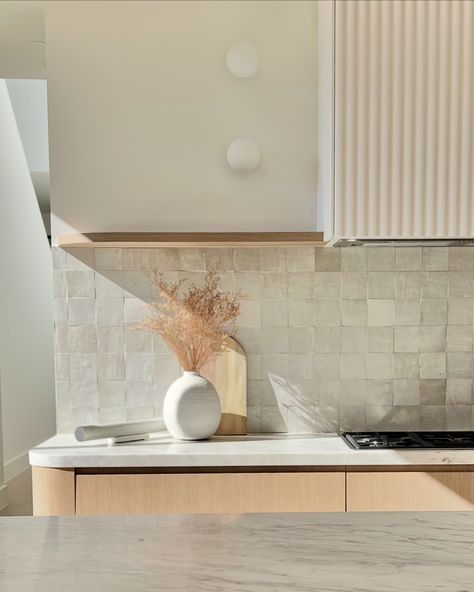 My favourite little corner of this kitchen 💛 The soft curves, the texture, the warmth, and the way the natural elements are electrified by a kiss of sunlight. #kitchen #interiors #homeinspo #kitchengoals #modernmediterranean #newhome #kitchengoals #kitcheninspiration #interiorismo #interiordesign #newkitchen Neutral Small Kitchen, Sunlight Kitchen, Retro Beach House, Curved Kitchen, Small Kitchen Design, Kitchen Mood Board, Interior Design Games, Neutral Kitchen, Kitchen Interiors