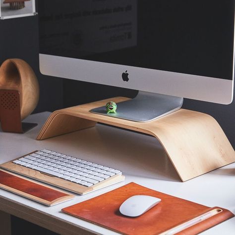 Easy home decor ideas for office Screen Laptop, Wood Office, Desktop Stand, Macbook Air Pro, Apple Macbook Air, Laptop Stand, Lcd Monitor, Easy Home Decor, Office Accessories