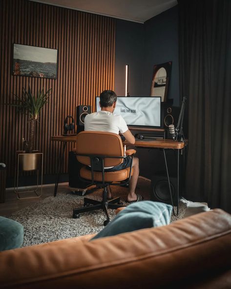 30 Most Calming Desk Setup Ideas You Should Check Meja Gaming, Tech Home Office, Desk Setup Ideas, Gaming Computer Room, Home Recording Studio Setup, Home Office Man, Home Studio Setup, Music Studio Room, Setup Ideas