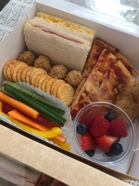 Birthday Food Box Ideas, Kids Party Lunch Box Ideas, Kids Party Food Boxes Ideas, Kids Birthday Party Snacks, Kids Party Boxes, Party Lunch Boxes, Party Food Boxes, Childrens Party Food, Kids Birthday Food