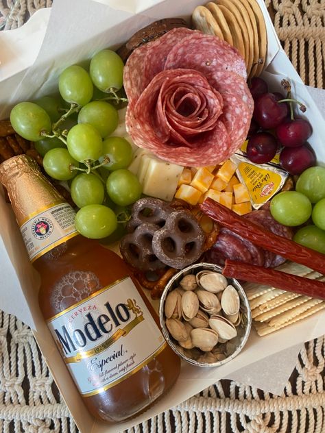 Fathers Day Charcuterie Board, Charcuterie Gift Box, Charcuterie Lunch, Charcuterie Picnic, Breakfast Basket, Charcuterie Board Meats, Charcuterie Gifts, Brunch Bar, Christmas Platter