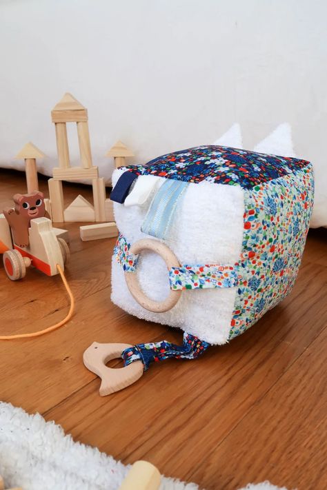 Tutoriel pour coudre un cube d'activité pour bébé - Marie Claire Marie Claire, Montessori, Diaper Bag, Couture