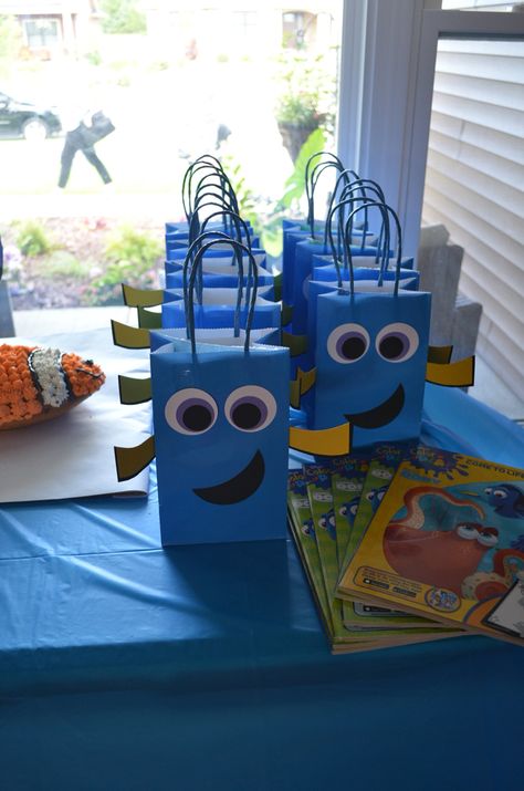 Finding Dory gift bags Nemo Party Favors, Finding Dory Centerpieces Ideas, Finding Dory Birthday Party Ideas, Finding Dory Party Favors, Dory Party Ideas, Finding Dory Party Ideas, Finding Nemo Birthday Party Ideas, Diy Birthday Party Favors, Finding Dory Birthday Party