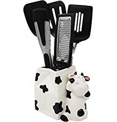 A cow themed container with spatulas and graters in it. Kitchen utensils are the most important tools when it comes to cooking. They serve as tools that help incorporate the taste of your dish altogether. Purchasing sets of utensils is the best way you can enjoy and properly organize your kitchen down to the smallest detail. Wooden utensils are perfect for cooking because its more heat resistant compared to stainless steel versions. Cow Kitchen Theme, Cow Print Stuff, Dogs Luxury, Farm Decorations, Cow Kitchen Decor, Cow Stuff, Cooking Utensil Holder, Ceramic Holder, Cow Kitchen