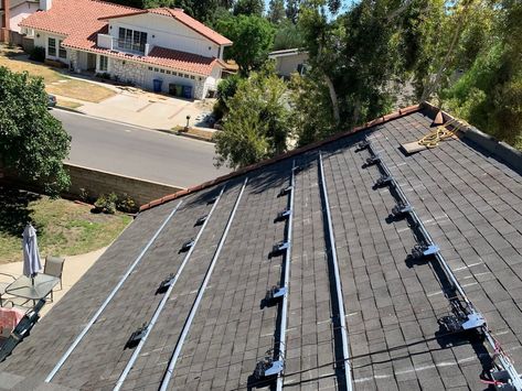 Solar Panel Project, Diy Solar Panel, Solar Panels Roof, Easy Backyard, Roof Installation, Solar Installation, Solar Pv, Solar Panel Installation, Diy Solar